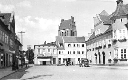001 0004 Allenburg vor 1945 Der Marktplatz mit dem Rathaus im Hintergrund die Kirche