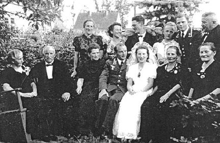001 0019 Allenburg 03 08 1942 Hochzeit Dr Guenter Wins und Lore geb Morgenroth