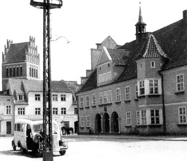 001 0020 Der Markt in Allenburg mit Rathaus und Kirche