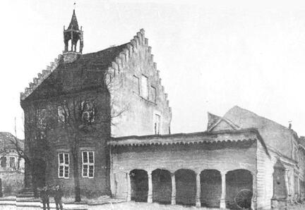 001 0031 Das alte Rathaus mit dem Kiewenschuppen und der Holzpumpe