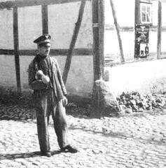 001 0040 Ferdinand Kendelbacher mit den neuesten Nachrichten