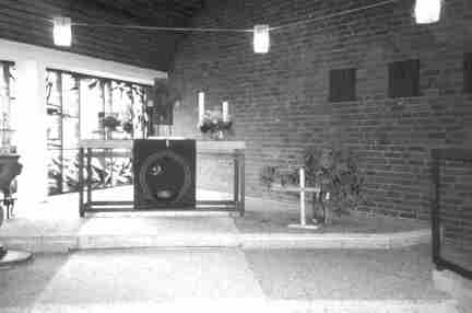 001 1208 Die Kirche in unserer Patenstadt Hoya mit dem von den Allenburger Neubuergern angefertigten Holzkreuz