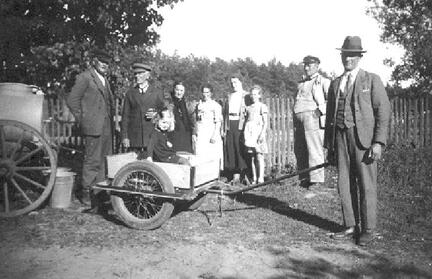 003 0001 Egon Pflug aus Auerbach mit Tocxhter Inge im Wagen
