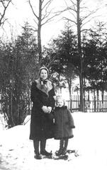003 0005 Inge Pflug aus Auerbach mit ihrer grossen Cousine Ursula Scharwies aus Warnien