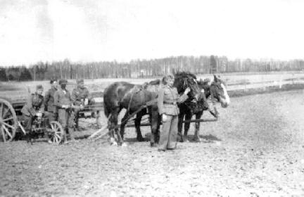 003 0006 Der Hof Egon Pflug Soldaten helfen bei der Ernte