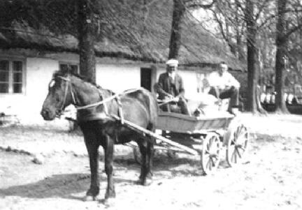 003 0007 Der Hof Egon Pflug bringt Nachschub auf das Feld