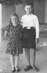 004 0022 Helga und Ernst Behrendt aus Bartenhof vor dem Schulgebaeude in Biothen