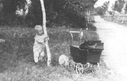 004 0024 Manfred Behrendt am Puppenwagen seiner Schwester Helga
