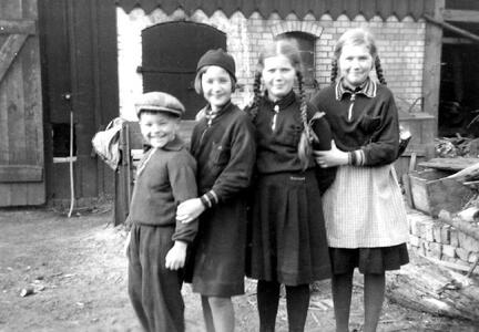 004 0031 Ernst August mit seinen Cousinen von Spaeth in Gross Drosten