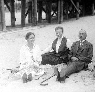 004 0032 Martha Meyer Herr Wedel links seine Tochter Erna