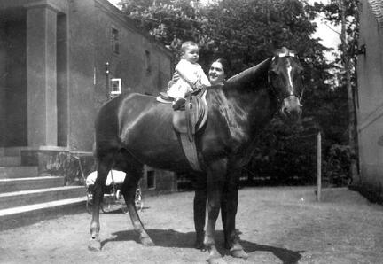 004 0039 Erster Pferdekontakt von Ernst August zusammen mit seiner Mutter Ellen Meyer