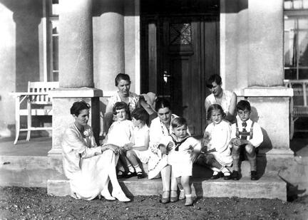 004 0044 Kindergeburtstag bei Berta Meyer auf Vorwerk Matschuk mit Ellen Meyer ihrer Schwester Luit garde von Spaeth ihren Kindern und Ernst August