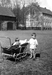 004 0050 Ernst August und Ria auf dem Gutshof