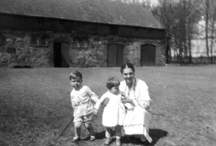 004 0051 Ellen Meyer mit Ernst August vor dem Kutschstall auf dem Hof