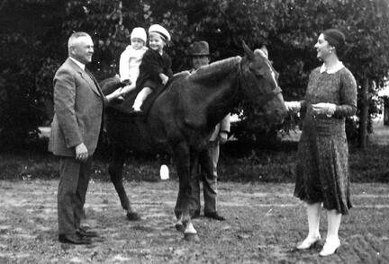 004 0054 Ellen und Fritz Meyer mit den Kindern