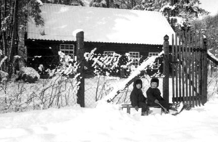 004 0055 Ernst August und Ria vor dem Huehnerstall im Winter
