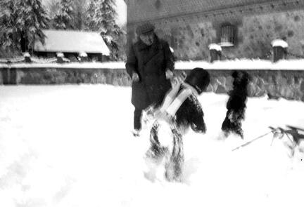 004 0056 Schneeballschlacht vor dem Hofteich im Winter