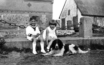 004 0058 Ernst August mit Kruemel vor dem Hofteich