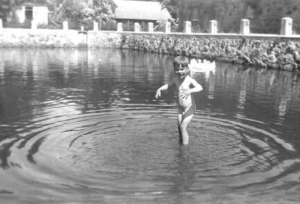 004 0059 Ernst August badet im Hofteich