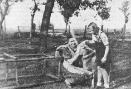 005 0009 In Bieberswalde waehrend des II Weltkrieges Auf dem Bild Krystyna Wasilewska mit Inga der Tochter von Anna Lewandowski aus Bieberswalde