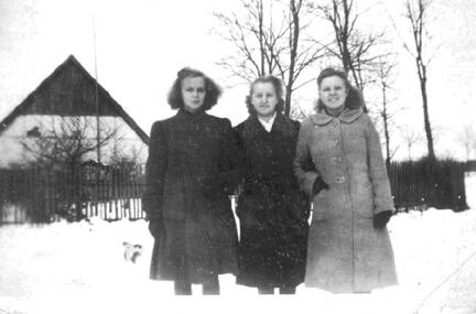 005 0011 Die Geschwister Trude Lene und Frieda Schwermer Im Hindergrund das Insthaus Zindt in Bieberswalde Abbau