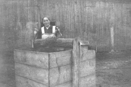 005 0014 Frau Anna Schwiderowski geb Heinrich am Brunnen im Hof ihres Anwesens