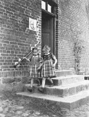 005 0016 Christel und Ursula Zuehlsdorff am Tage ihrer Einschulung im Jahre 1935