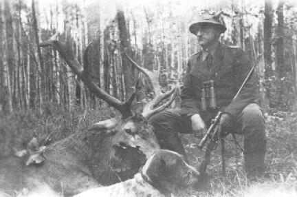 005 0017 Georg Zuehlsdorff mit einem erlegten Hirsch im Jahre 1943
