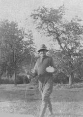 005 0018 Georg Zuehlsdorff als Imker im Jahre 1943 im Garten vor dem Haus