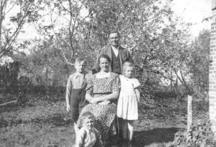 005 0019 Familie Ungermann im Garten