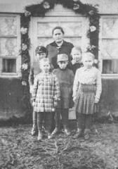 005 0027 Anna Schwiderowski im Maerz 1944 mit ihren Kindern und zwei Berliner Pflegekindern