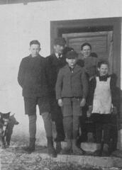005 0030 Hasselhuegel Familie Fritz Krieg mit Hund Nixe