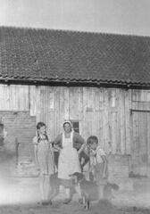 005 0032 Hasselhuegel Im Hof Fritz Krieg Von rechts Martin Daudert Anna und Walli Krieg