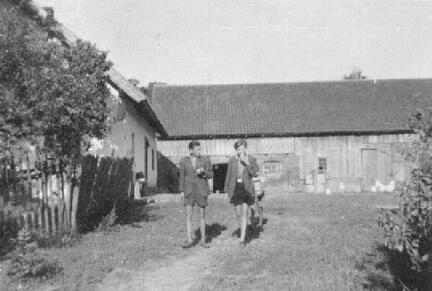 005 0033 Hasselhuegel Im Hof Fritz Krieg Von rechts Guenther Zint und Siegfried Krieg