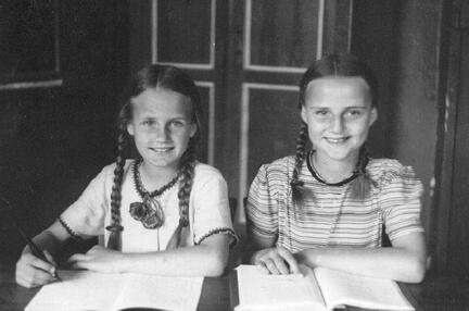 005 0037 Die Geschwister Christel und Ursula Zuehlsdorff im Jahre 1935
