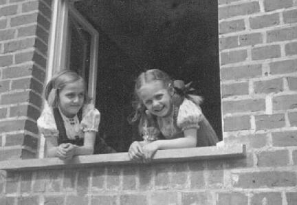005 0038 Ursula und Christel Zuehlsdorrf im Jahre 1934