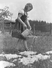 005 0040 Ursula Zuehlsdorff im Jahre 1935 beim Waeschebleichen