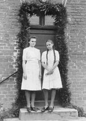 005 0041 Von links Ursula und Christel Zuehlsdorff im Jahre 1944
