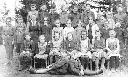 005 0045 Bieberswalder Schulklasse mit Lehrer Bobien im Jahre ca 1941 42