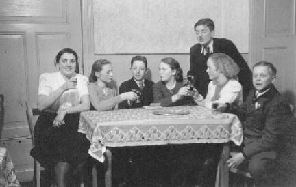 005 0052 Im Bieberswalder Gasthaus Von links Else Bessel Erna Mulks Kurt Maybaum Gerda Bessel Helmut Seidler Trude und Walter Schwermer
