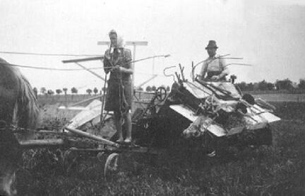 005 0053 Otto Seidler mit Tochter Else auf dem Selbstbinder im Jahre 1944