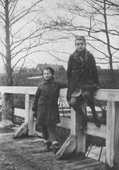 005 0054 Else Seidler und Erika Bessel auf der Bieber grabenbruecke im Jahre 1943