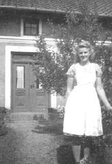 005 0055 Else Seidler vor dem Elternhaus im Jahre 1944