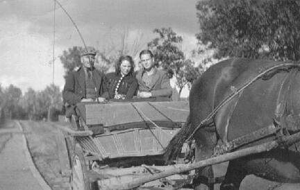 005 0058 Otto Seidler mit Tochter Gertrud und Schwieger sohn auf der Dorfstrasse in Bieberswalde