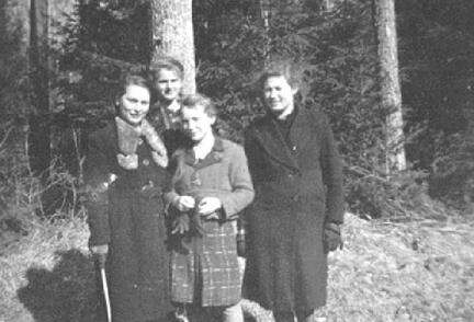 005 0060 Im Bild von links Gerda Bessel Else Seidler Erika Bessel und Hildegard May um 1944