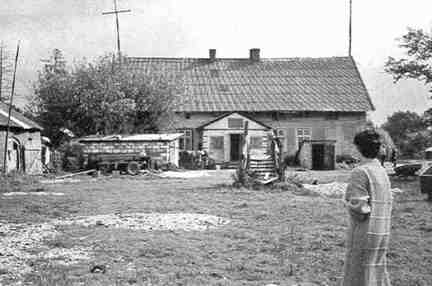 005 1043 Holzplatz mit Haus und Pferdestall des Anwesens Fr W Neumann