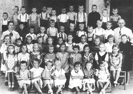 006 0001 Volksschule Biothen 1940 Die Aufnahme zeigt die erste und zweite Klasse