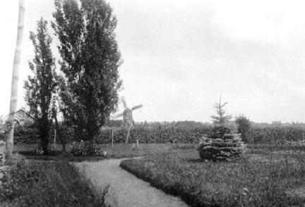 006 0007 Der Ziergarten hinter dem Haus Ruthke mit der betriebseigenen Windmuehle