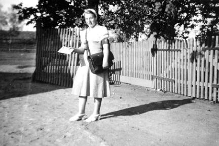 006 0018 Elisabeth Ruthke hier als Postzustellerin