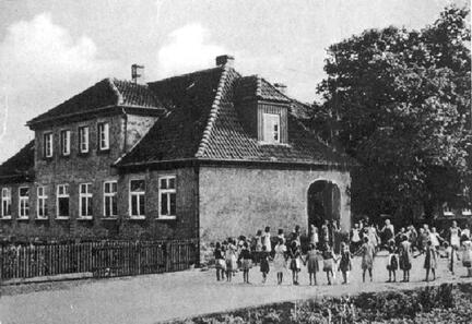 006 0025 Die dreiklassige Volksschule in Biothen